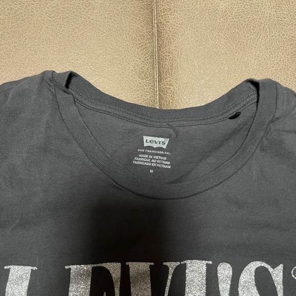 Levi's Gray T-Shirt women’s size medium - Picture 2 of 4